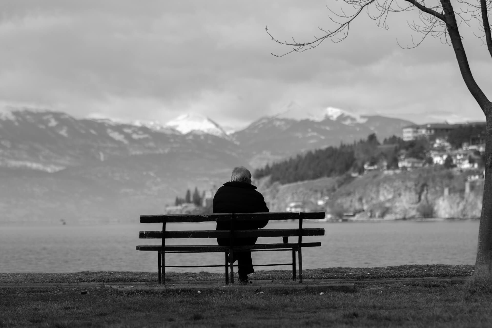 Einsamkeit alter Mann am See