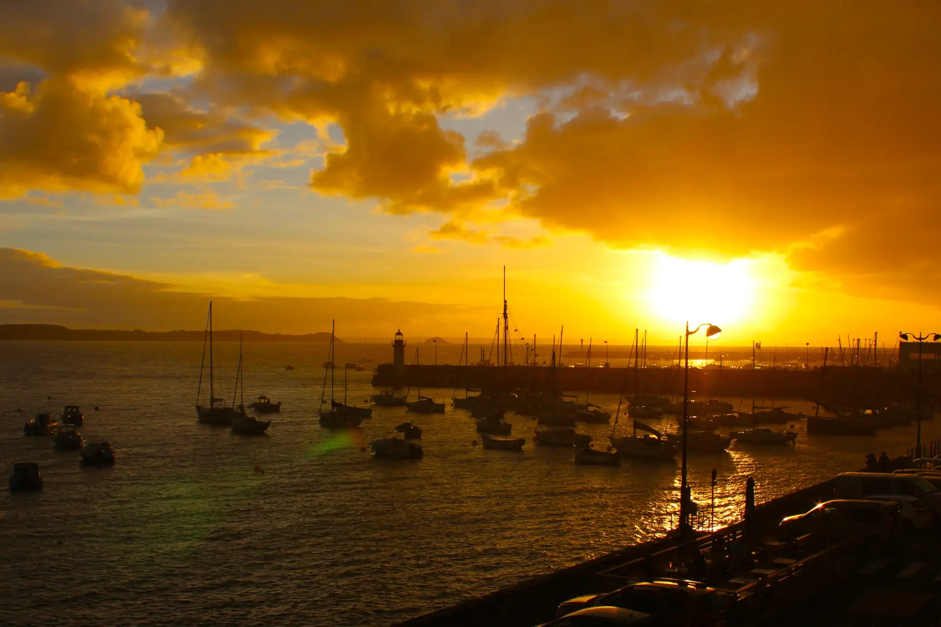 Sonnenuntergang am Hafen als Sinnbild für den Seelenplan